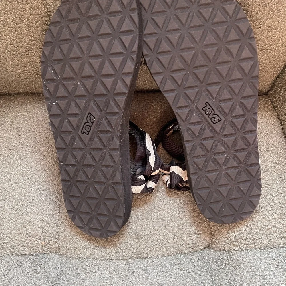 Stylish Black and White Teva Sandals - Picture 3 of 3